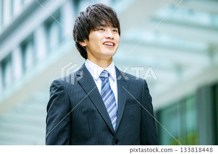 穿著西裝的年輕人 133818448