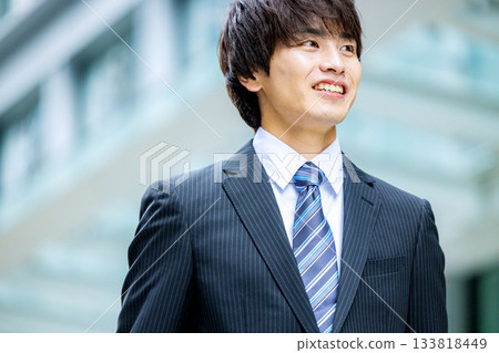 穿著西裝的年輕人 133818449