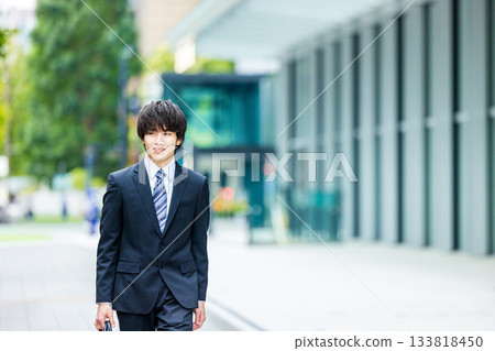 穿著西裝的年輕人 133818450