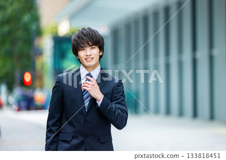 穿著西裝的年輕人 133818451