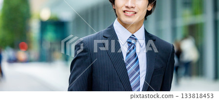 穿著西裝的年輕人 133818453