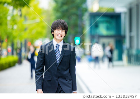 穿著西裝的年輕人 133818457