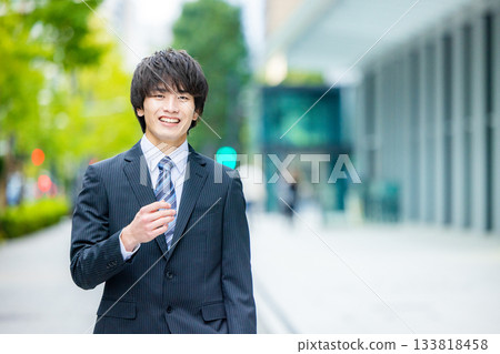 穿著西裝的年輕人 133818458