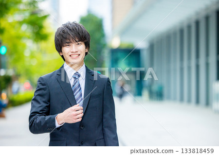 穿著西裝的年輕人 133818459