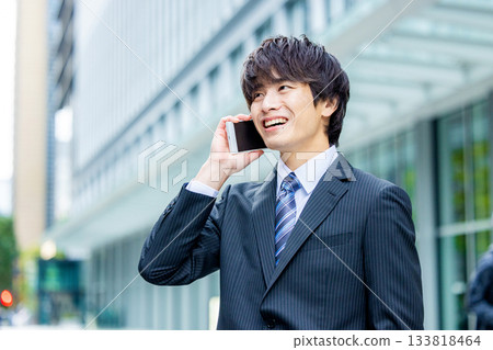 商務人士在辦公區域用智慧型手機通話 133818464
