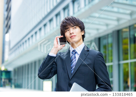 商務人士在辦公區域用智慧型手機通話 133818465