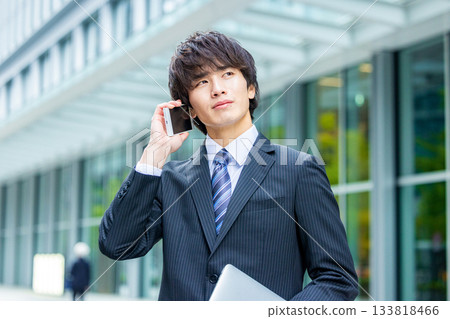 商務人士在辦公區域用智慧型手機通話 133818466