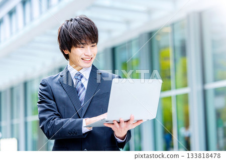 商人與筆記本電腦在辦公室 133818478