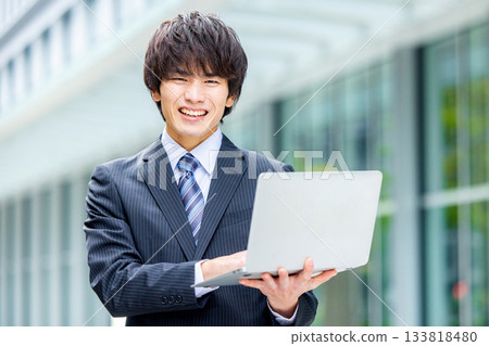 商人與筆記本電腦在辦公室 133818480