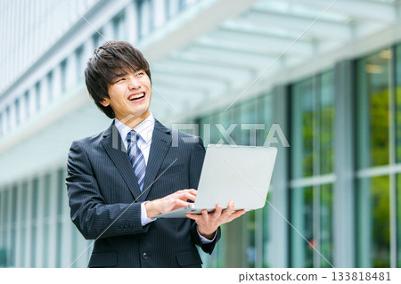 商人與筆記本電腦在辦公室 133818481