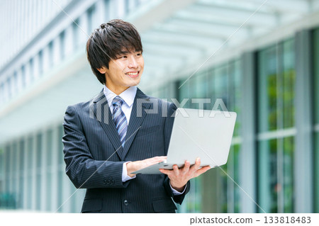 商人與筆記本電腦在辦公室 133818483