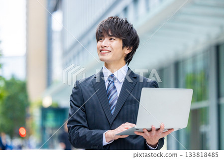 商人與筆記本電腦在辦公室 133818485