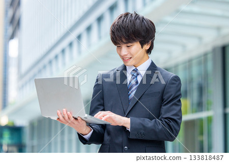 商人與筆記本電腦在辦公室 133818487