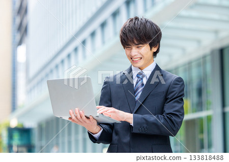 商人與筆記本電腦在辦公室 133818488