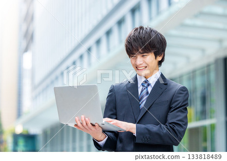 商人與筆記本電腦在辦公室 133818489