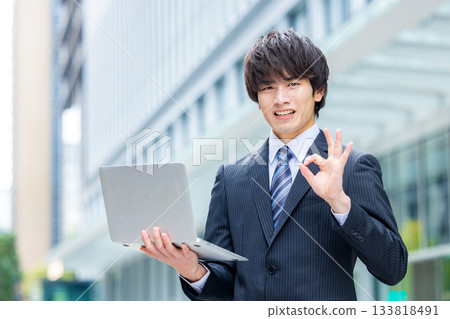 商人與筆記本電腦在辦公室 133818491