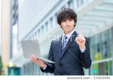 商人與筆記本電腦在辦公室 133818495