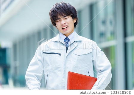 A young engineer 133818508