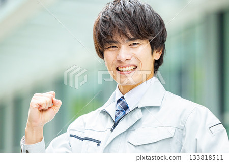 男人穿著工作服 133818511