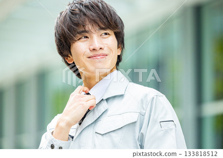 男人穿著工作服 133818512
