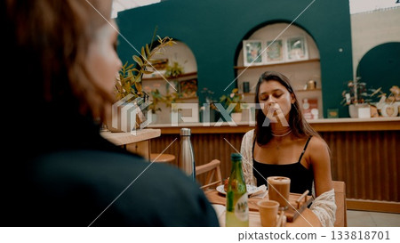 Chic Caf Conversation Between Two Young Women Chic Caf Conversation Between Two Young Women 133818701