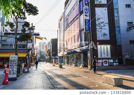 首爾仁寺洞主街的清晨景色 133818800