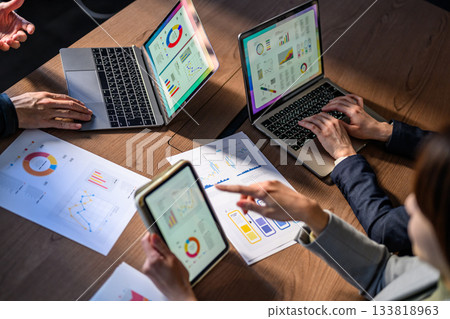 在會議室使用筆記型電腦和平板電腦進行數據分析會議 133818963