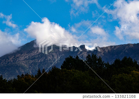 Clouds over Mt. Iwate and the blue autumn sky seen from Hachimantai 133821108