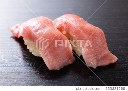 美味的中等肥瘦金槍魚握壽司 美味的中等肥瘦金槍魚握壽司 133821268