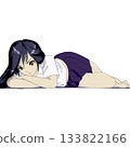 一個高中女生躺著，一臉不悅。 133822166