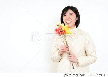 Young woman with a bouquet 133822951