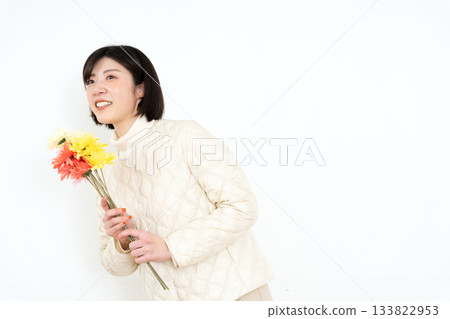 有花束的少婦 133822953