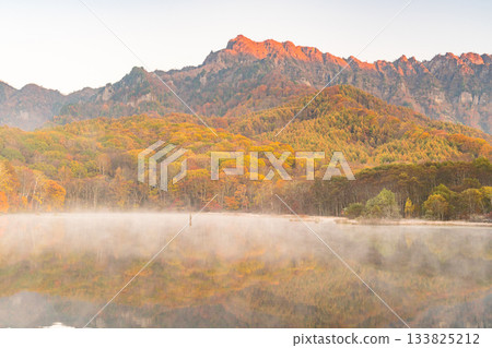 <Nagano Prefecture> Kagami Pond at dawn, Togakushi at the peak of autumn foliage 133825212