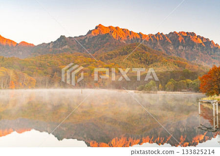 <長野縣> 黎明時的鏡池，秋色最盛時的戶隱 133825214