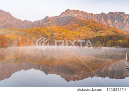 <長野縣> 黎明時的鏡池,秋色最盛時的戶隱 <長野縣> 黎明時的鏡池,秋色最盛時的戶隱 133825254