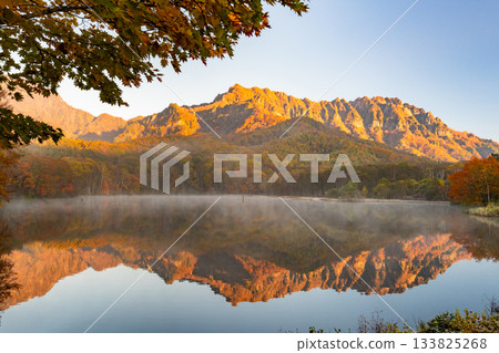 <長野縣> 黎明時的鏡池，秋色最盛時的戶隱 133825268