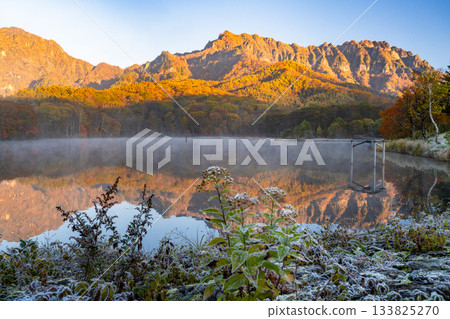 <Nagano Prefecture> Kagami Pond at dawn, Togakushi at the peak of autumn foliage <Nagano Prefecture> Kagami Pond at dawn, Togakushi at the peak of autumn foliage 133825270