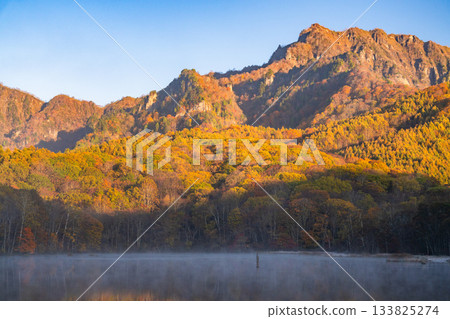 <Nagano Prefecture> Kagami Pond at dawn, Togakushi at the peak of autumn foliage 133825274