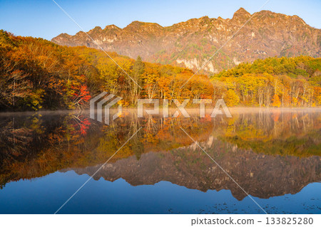 <長野縣> 黎明時的鏡池，秋色最盛時的戶隱 133825280