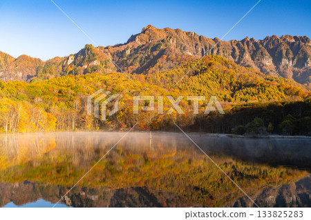 <Nagano Prefecture> Kagami Pond at dawn, Togakushi at the peak of autumn foliage <Nagano Prefecture> Kagami Pond at dawn, Togakushi at the peak of autumn foliage 133825283