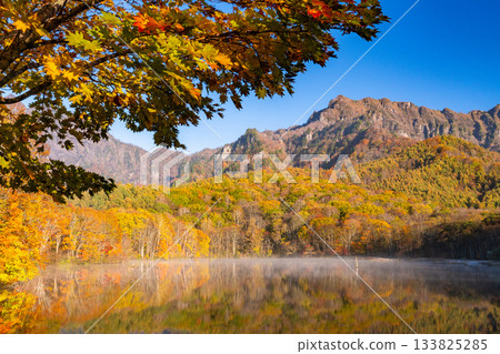 <Nagano Prefecture> Kagami Pond at dawn, Togakushi at the peak of autumn foliage <Nagano Prefecture> Kagami Pond at dawn, Togakushi at the peak of autumn foliage 133825285