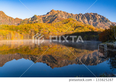 <長野縣> 黎明時的鏡池，秋色最盛時的戶隱 133825287