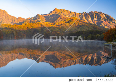 <長野縣> 黎明時的鏡池,秋色最盛時的戶隱 <長野縣> 黎明時的鏡池,秋色最盛時的戶隱 133825288