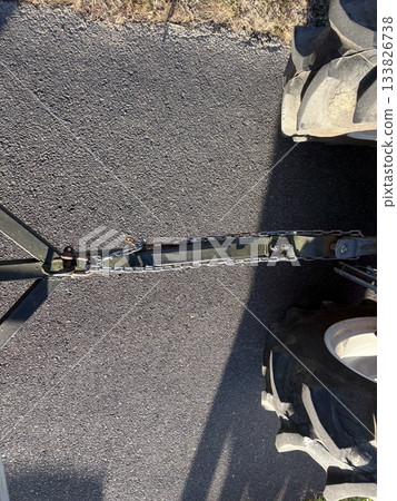 農用拖車與曳引機及瀝青路面連接處的細部圖 133826738