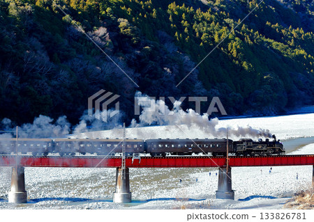 大井川鐵道蒸氣機車和紅鐵橋 大井川鐵道蒸氣機車和紅鐵橋 133826781