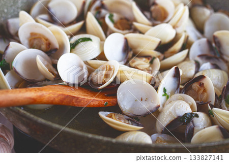 cooking, vongole clams, in a pan with spices and white wine, top view, no people, cooking, vongole clams, in a pan with spices and white wine, top view, no people, 133827141