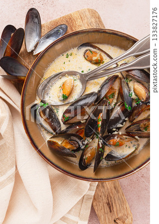 Mussels in creamy garlic sauce, served with fresh herbs and spices, homemade, no people, 133827176