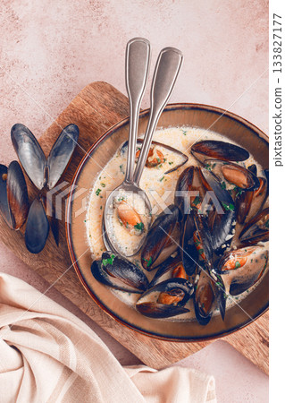 Mussels in creamy garlic sauce, served with fresh herbs and spices, homemade, no people, 133827177