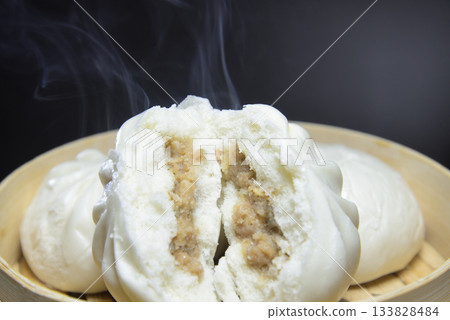 蒸籠裡蒸著肉包,蒸氣裊裊升起。 蒸籠裡蒸著肉包,蒸氣裊裊升起。 133828484