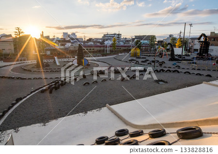 [Tokaido Main Line] Sunrise Seto and Izumo passing through a park early in the morning 133828816